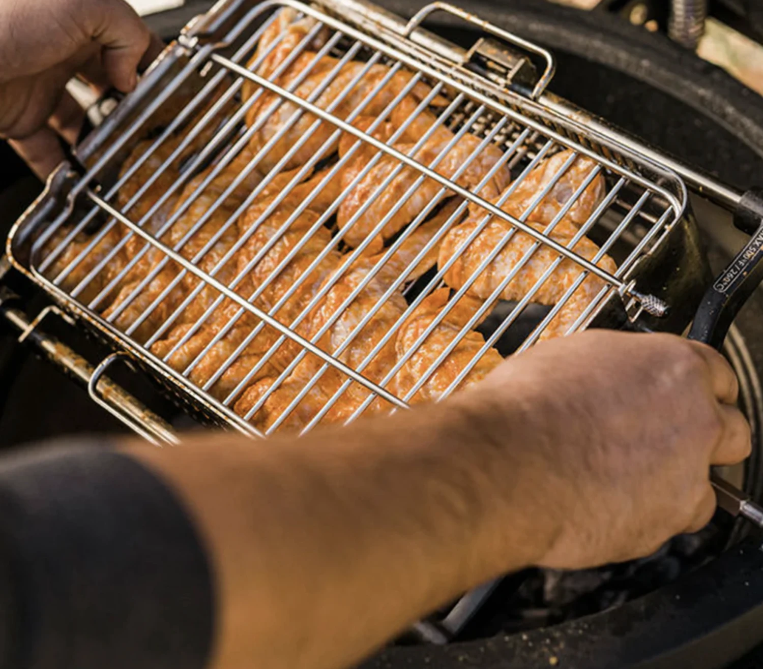 Kamado Joe JoeTisserie Basket Set Spit Mand - Image 8